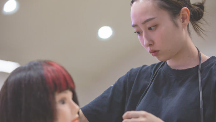 サスーンヘアカットコンテストに参加している女生徒