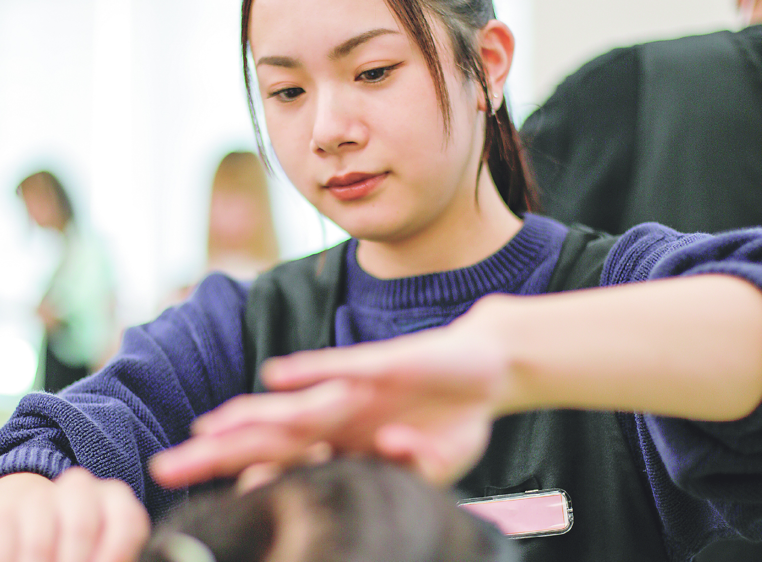 国家試験を受けている女子生徒