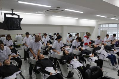 今日は、シャンプー実習です